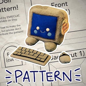 Puede incluir: Un ordenador de peluche con una pantalla azul y una cara sonriente. El ordenador sostiene un teclado y un ratón. El juguete está hecho por Bean Buds y está disponible en Etsy.