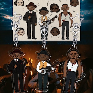 Könnte beinhalten: Acryl-Schlüsselanhänger mit Cartoon-Illustrationen von Männern in Anzügen, Westen und Tanktops, einige halten Musikinstrumente. Das Wort "SINNERS" ist oben aufgedruckt. Die Schlüsselanhänger sind an silbernen Ketten mit sternförmigen Anhängern befestigt.