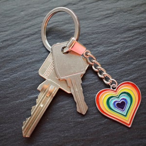 LGBTQ Schlüsselanhänger Pride Rainbow Herz in Geschenkverpackung Sunje®