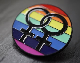 PIN rotondo grande LGBTQ con simbolo femminile lesbico da spillare (con adesivo e tessera) di Sunje®