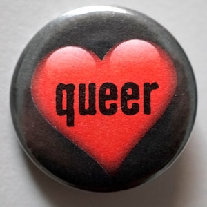 5 x LGBTQ Button, Ansteckplakette mit Motiv "Queer Red Heart" + 1 x Gender Postkarte Sunje®