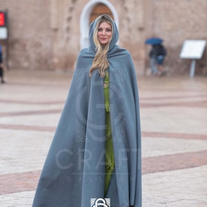 Soft Moroccan Luxury Long Winter Cape Coat – Cozy Poncho Overcoat for Cold Weather , Its flowing design drapes beautifully over the body