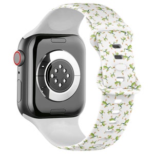 Puede incluir: Banda de reloj Apple de silicona blanca con un patrón de rana verde. La banda es compatible con Apple Watch Series 4 y posteriores.