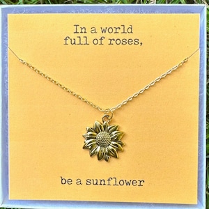 Beau collier à pendentif tournesol en or / Bijoux d'été / Dans un monde rempli de roses, soyez un tournesol / Cadeau pour amie, petite amie, soeur