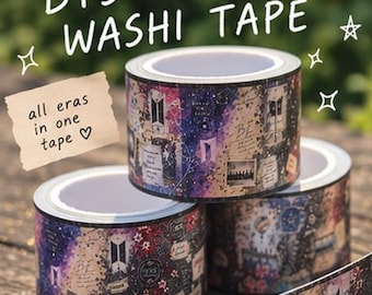 Puede incluir: Tres rollos de cinta decorativa washi con un collage de imágenes de álbumes de BTS, incluyendo el logotipo de BTS, texto y varios elementos gráficos. Una nota de papel dice: BTS ALBUM WASHI TAPE y all eras in one tape.