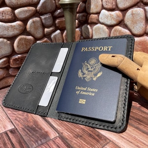 Cartera para pasaporte "El Viajero" hecha a mano en piel Derby Horween negra con hilo negro