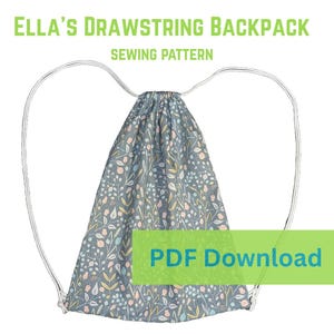 Op de afbeelding: Een patroon voor een rugzak met trekkoord met een bloemenprint in grijstinten, roze en geel. De tekst "Ella's Drawstring Backpack Sewing Pattern" is groen. De woorden "PDF Download" staan in een groene rechthoek.