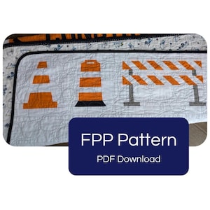 Könnte beinhalten: Ein weißer Quilt mit orange-weißen Verkehrskegeln und einer Baustellenabsperrung mit orange-weißen Diagonalstreifen. Der Stoff hat einen schwarzen Rand und kreisförmige Steppmuster. Der Text FPP Pattern PDF Download ist zu sehen.