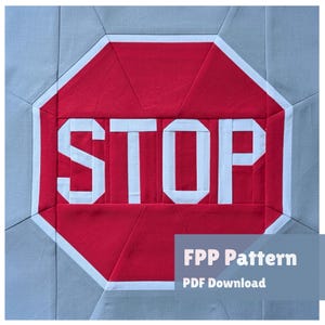 Pode incluir: Um sinal de stop acolchoado vermelho e branco com a palavra "STOP" em letras brancas. O sinal é rodeado por um fundo cinzento. O texto "FPP Pattern PDF Download" está num retângulo azul.
