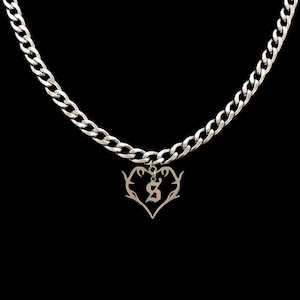 Collar con colgante de corazón espinoso personalizado: collar de acero inoxidable con dije de letra gótica antigua en inglés personalizado