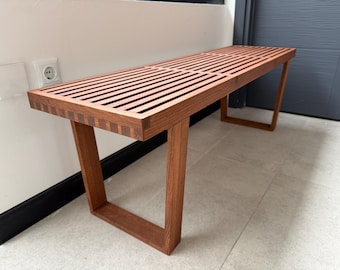 Banco de madera maciza, asiento de entrada con listones a medida.