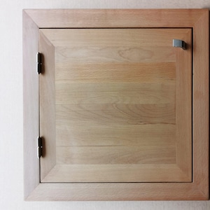 Maßgefertigter Holzschrank, Abdeckung für Elektro- und Mechanik-Schalttafel, auf Bestellung gefertigt