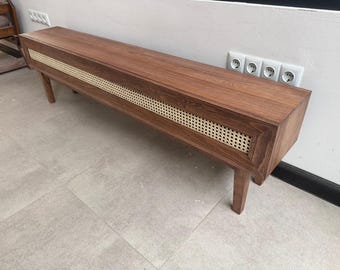 Maßgefertigter TV-Schrank aus Massivholz mit Türen aus Naturrattan.