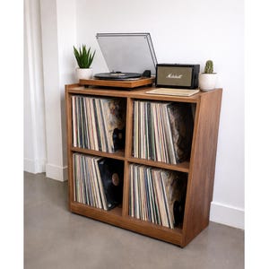 Può includere: Un cartello in legno fatto a mano con la scritta "Welcome to our home" in stile scritto a mano. Il cartello dipinto di bianco presenta lettere nere e una finitura invecchiata, adatto per uso interno o esterno.