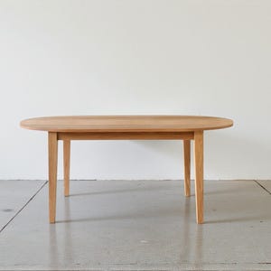 Aangepast formaat ovale massief houten eettafel: modern, minimalistisch ontwerp op bestelling gemaakt