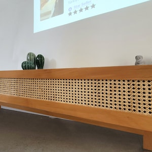 Benutzerdefinierte Größe Medienkonsole, Rattan TV-Konsole, Rohrgurtband, Moderne Medienkonsole aus Massivholz mit Aufbewahrung, Keine Zollgebühr für die USA und EU