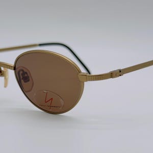 Óculos de sol vintage Yohji Yamamoto: armação oval dourada e bronze dos anos 90