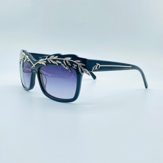 Chanel A40860 / 80s / Vintage Square Geniune Spike Pattern