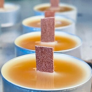 Hand Poured Beeswax Candle with Crackling Wood Wick – Natural Honey Scented Candle bild 2