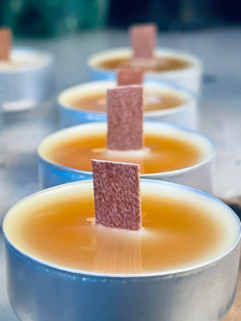 Hand Poured Beeswax Candle with Crackling Wood Wick – Natural Honey Scented Candle bild 2