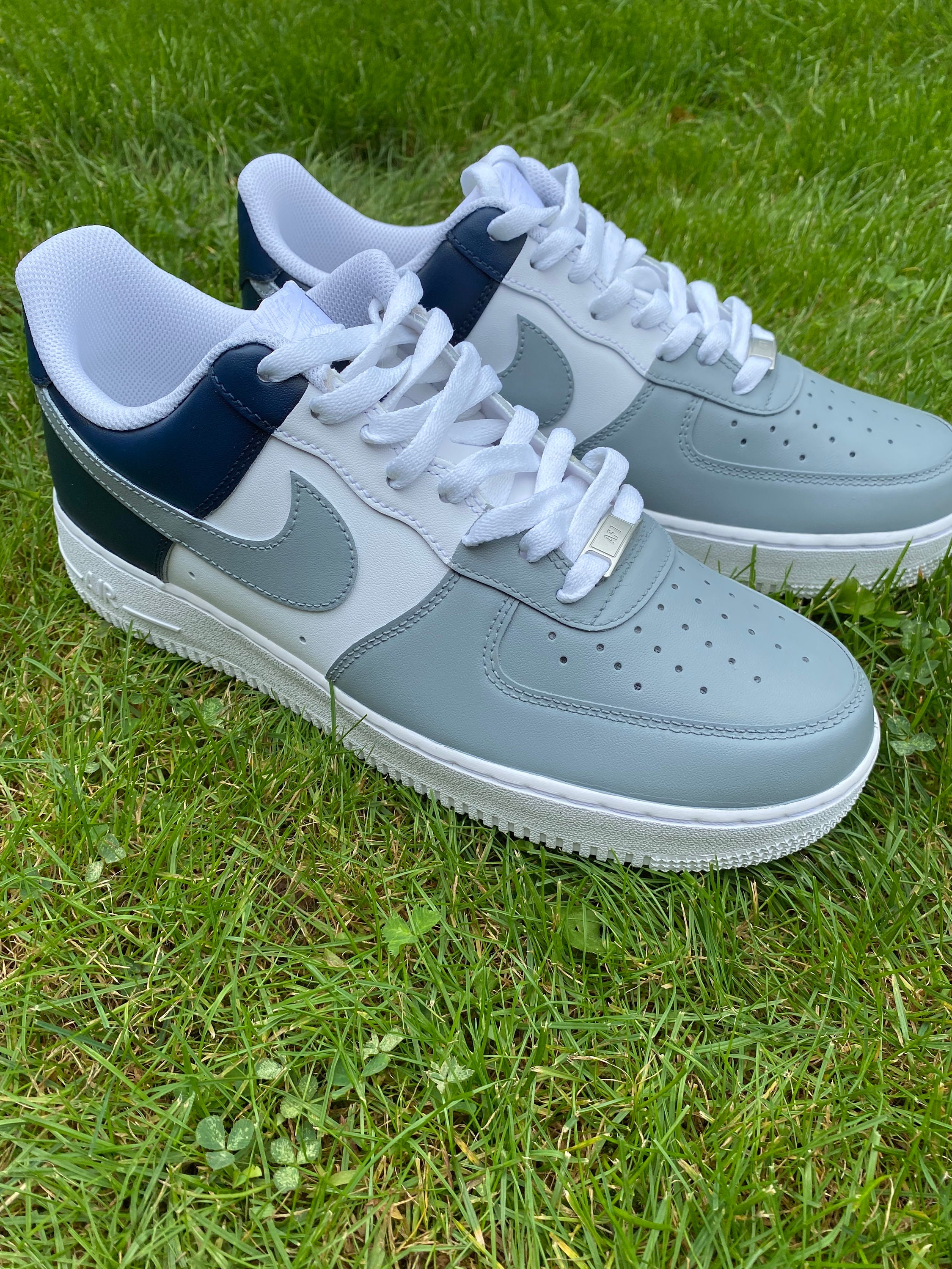 Navy blue and white af1 discount