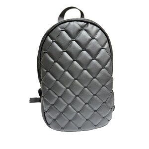 以下が含まれることがあります： キルティングのダイヤモンド模様が施されたグレーのバックパック。バックパックには上部のハンドルと調節可能なストラップが付いています。バッグは滑らかな、おそらく革のような素材で作られています。デザインは対称的で、色は無地のニュートラルグレーです。