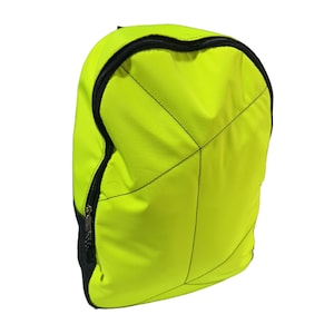 以下が含まれることがあります： 黒いトリムとジッパーが付いた、ネオンイエローのバックパック。バックパックは丸みを帯びた上部を持ち、滑らかな素材で作られています。黒いステッチがデザインを強調しています。
