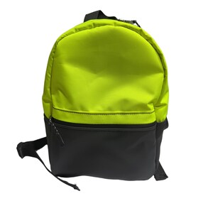 以下が含まれることがあります： ジッパー付きのフロントポケットが付いた、ネオンのグリーンと黒のバックパック。バックパックの上部は明るい緑色で、下部は黒色です。バックパックには黒いストラップと黒いジッパーが付いています。