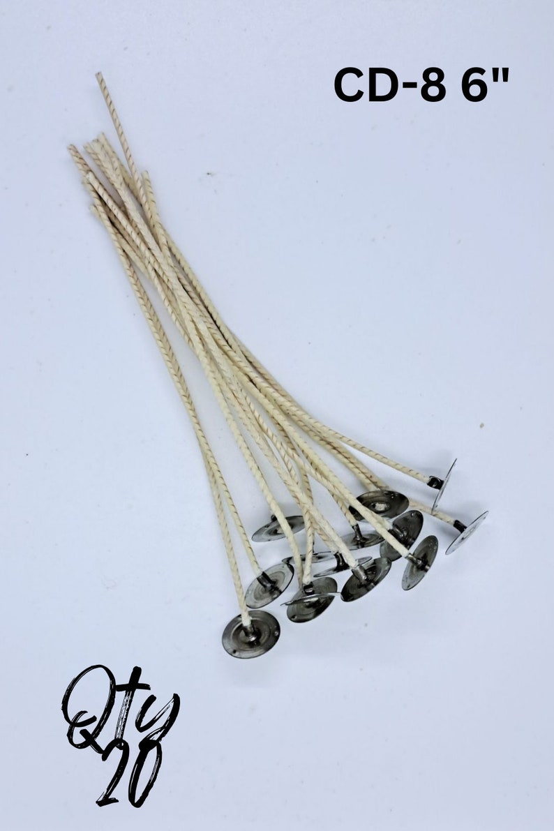 Op de afbeelding: Een pak van 20, 15 cm lange CD-8 kaars lonten met metalen lipjes. De lonten zijn wit en gevlochten.