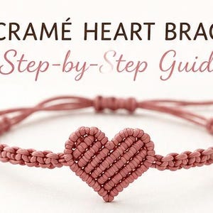 Könnte beinhalten: Ein altrosa Makramee-Herzarmband mit einem zentralen herzförmigen Knotendesign und verstellbaren Kordelenden mit kleinen Metallperlen. Der Text MACRAMÉ HEART BRACELET Step-by-Step Guide ist zusammen mit zwei kleinen Herzen darüber abgebildet.