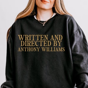 Écrit et réalisé par Comfort Colors Sweat-shirt, col rond de scénariste rétro, pull de cinéaste, cadeau de réalisateur, réalisateur de film personnalisé