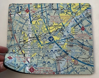 Puede incluir: Un mapa amarillo y azul del área del río Delaware con el texto "Magnetic disturbance of as much as 5º exists at sea-level in this vicinity" impreso en el mapa. El mapa muestra las ubicaciones de aeropuertos, ciudades y otros puntos de referencia.