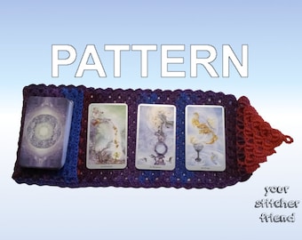 Op de afbeelding: Gehaakte tarotkaarthouder met een paars, blauw en rood ontwerp. De houder heeft vier vakken voor kaarten en een klein klepje aan de zijkant. De tekst "PATTERN" staat in witte letters bovenaan de afbeelding. De tekst "your stitcher friend" staat in witte letters onderaan de afbeelding.