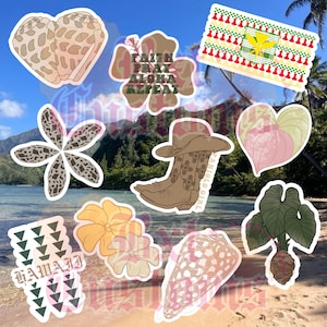 Puede incluir: Una colección de diez pegatinas que incluyen una concha, una flor de hibisco con el texto FAITH PRAY ALOHA REPEAT, una bandera hawaiana, una plumeria con estampado de leopardo, botas vaqueras, un corazón, un letrero de Hawaii, dos flores y un taro.