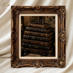Könnte beinhalten: Ein Stapel von sechs Büchern im antiken Stil mit dunkelbraunen Ledereinbänden und goldener Schrift, präsentiert in einem verzierten, rechteckigen, dunkelbronzefarbenen Rahmen mit detaillierten floralen Reliefs und Schnörkeln an den Rändern.