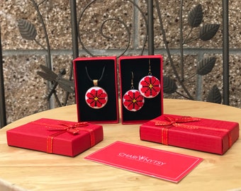 KVITKA flores rojas conjunto de collar y pendientes bordado en punto de cruz Joyería de bordado hecho a mano