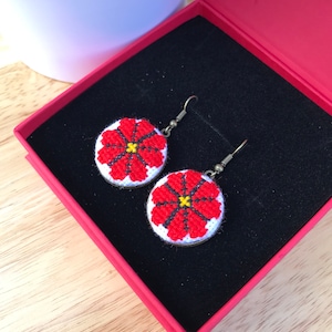 KVITKA - RED FLOWERS Gestickte Ohrringe Kreuzstickerei Handgemachter gestickter Schmuck