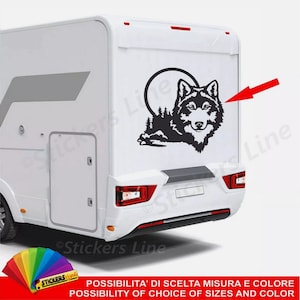 Puede incluir: Pegatina de silueta de lobo en blanco y negro con luna llena y árboles en el fondo. La pegatina se muestra en la parte trasera de una autocaravana blanca. El texto "POSSIBILITA' DI SCELTA MISURA E COLORE" y "POSSIBILITY OF CHOICE OF SIZES AND COLOR" se muestra en la parte inferior de la imagen.