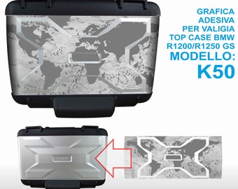 Op de afbeelding: Een grijze en witte wereldkaart sticker voor een BMW R1200/R1250 GS LC topcase. De sticker is gelabeld "GRAFICA ADESIVA PER VALIGIA TOP CASE BMW R1200/R1250 GS MODELLO: K50".