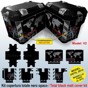 Puede incluir: Kit de cubierta de equipaje de motocicleta negro con un diseño de mapa del mundo y detalles reflectantes. El kit incluye un gráfico de brújula y el texto "Adventure".
