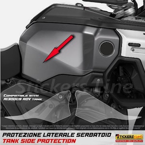 Puede incluir: Pegatinas de protección lateral del tanque para un tanque R1300GS ADV. Las pegatinas son transparentes y están diseñadas para proteger el tanque de arañazos y daños. El texto "PROTEZIONE LATERALE SERBATOIO TANK SIDE PROTECTION" está impreso en las pegatinas.