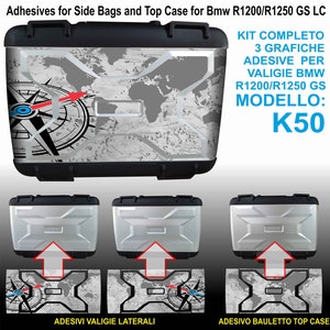 Op de afbeelding: Een set van drie kleefafbeeldingen voor BMW R1200/R1250 GS LC motorfietsbagage. De afbeeldingen tonen een wereldkaartontwerp met een kompasroos en de tekst "KIT COMPLETO 3 GRAFICHE ADESIVE PER VALIGIE BMW R1200/R1250 GS MODELLO: K50".