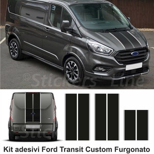 Puede incluir: Un juego de rayas de carreras de vinilo negro y plateado para una furgoneta Ford Transit. Las rayas están diseñadas para ser aplicadas en el capó, los laterales y la parte trasera de la furgoneta. Las rayas se venden en kit e incluyen instrucciones de instalación.