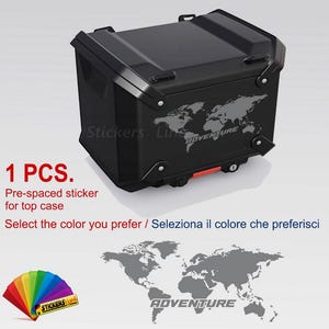 Könnte beinhalten: Schwarzer Topcase mit einer grauen Weltkarten-Grafik und dem Wort "ADVENTURE". Der Koffer hat einen roten Verschluss und Metallakzente. Der Text "1 PCS. Pre-spaced sticker for top case" ist ebenfalls enthalten.