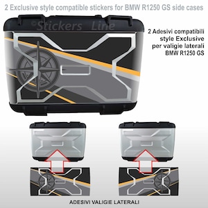 Könnte beinhalten: Zwei schwarze und graue Seitenkoffer mit einem Aufkleber im Kompass-Design. Der Aufkleber zeigt einen schwarzen Kompass auf einem gelben und grauen Hintergrund. Der Text "Stickers Line" befindet sich oben auf dem Koffer. Der Text "2 Adesivi compatibili style Exclusive per valigie laterali BMW R1250 GS" befindet sich auf der rechten Seite des Koffers. Der Text "ADESIVI VALIGIE LATERALI" befindet sich unten im Bild.