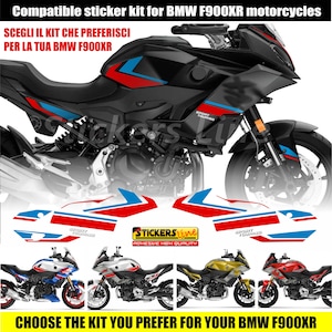 Op de afbeelding: Een zwarte BMW F900XR motorfiets met rode en blauwe accentstickers. De afbeelding bevat verschillende stickerkitontwerpen en de tekst "Compatible sticker kit for BMW F900XR motorcycles". De tekst "CHOOSE THE KIT YOU PREFER FOR YOUR BMW F900XR" is ook zichtbaar.