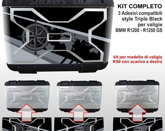 Op de afbeelding: Een set van drie zwarte en grijze motorfiets bagage stickers met een kompas en wereldkaart ontwerp. De stickers zijn compatibel met BMW R1200 en R1250 GS koffers. De tekst "KIT COMPLETO" is zichtbaar in de afbeelding. De tekst "3 Adesivi compatibili style Triple Black per valigie BMW R1200 - R1250 GS" is zichtbaar in de afbeelding. De tekst "kit per modello di valigia K50 con scarico a destra" is zichtbaar in de afbeelding. De tekst "ADESIVI VALIGIE LATERALI" is zichtbaar in de afbeelding. De tekst "ADESIVO BAULETTO TOP CASE" is zichtbaar in de afbeelding.