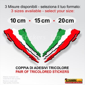 Op de afbeelding: Een paar Italiaanse vlag stickers in de vorm van een V. De stickers zijn verkrijgbaar in drie maten: 10 cm, 15 cm en 20 cm. De tekst "COPPIA DI ADESIVI TRICOLORE PAIR OF TRICOLORED STICKERS" staat onder de stickers.
