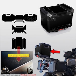 Könnte beinhalten: Schwarzes Motorrad-Topcase mit rotem Akzent, gezeigt mit einem Satz schwarzer Schutzfolienstücke. Das Bild enthält den Text "Sticks Line" und "ANTI-SCRATCH FILM 210 THICKNESS MICRON".