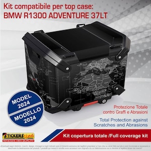 Könnte beinhalten: Schwarzes Topcase-Kit für BMW R1300 ADVENTURE 37LT. Das Case hat ein Weltkarten-Design und den Text "MODEL 2024". Es bietet umfassenden Schutz vor Kratzern und Abrieb. Das Kit ist ein Full-Coverage-Kit.
